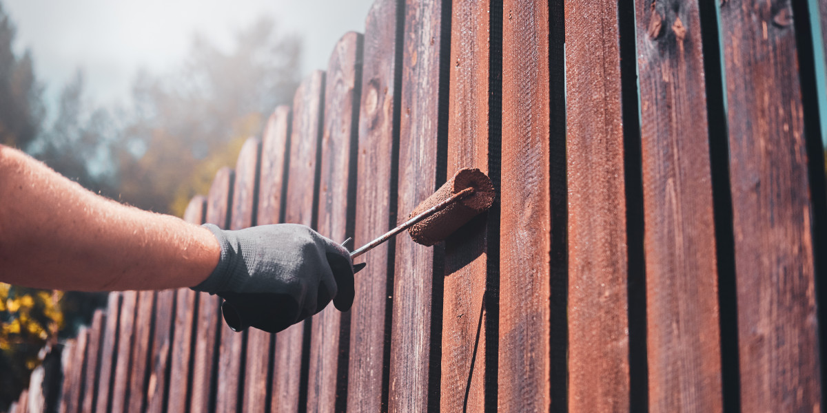 Fence Staining Services in Toronto: Protect and Beautify Your Outdoor Space